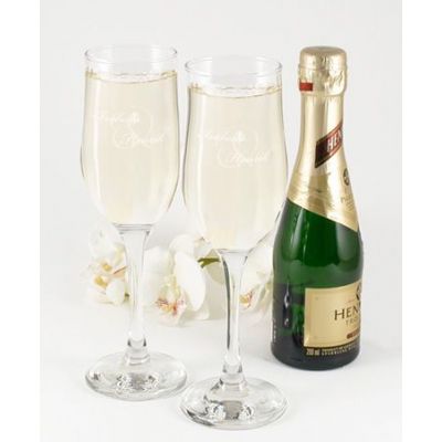 Två champagneglas med egen gravyr för bröllop & förlovning